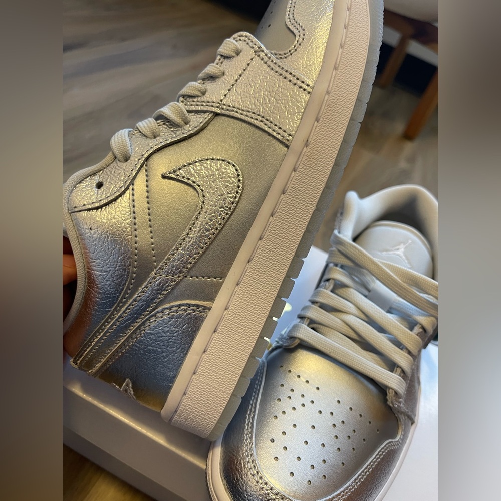 NWT Women’s Nike Jordan Air 1 Low SE Sneakers Metallic Silver/Photon Dust - Picture 3 of 11